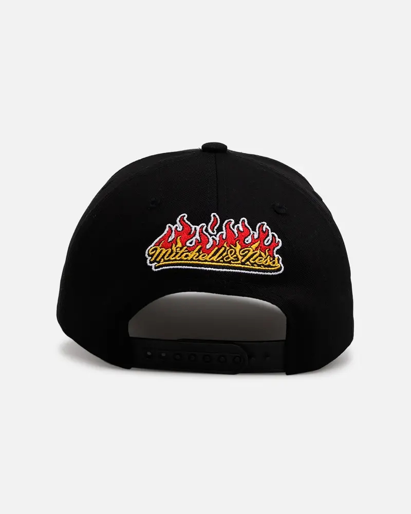 Mitchell & Ness Chicago Bulls 'On Fire' Pro Pinch Snapback Black 2