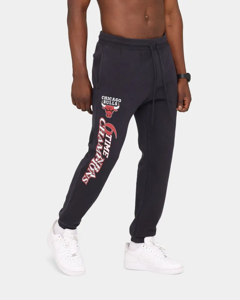 Mitchell & Ness Chicago Bulls Vintage Logo Trackpants Faded Black 1