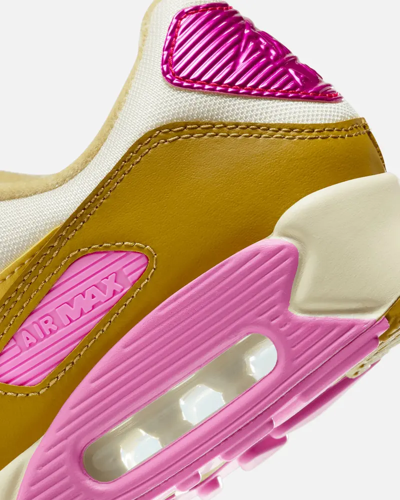 Nike Women's Air Max 90 Se Coconut Milk/Playful Pink 6