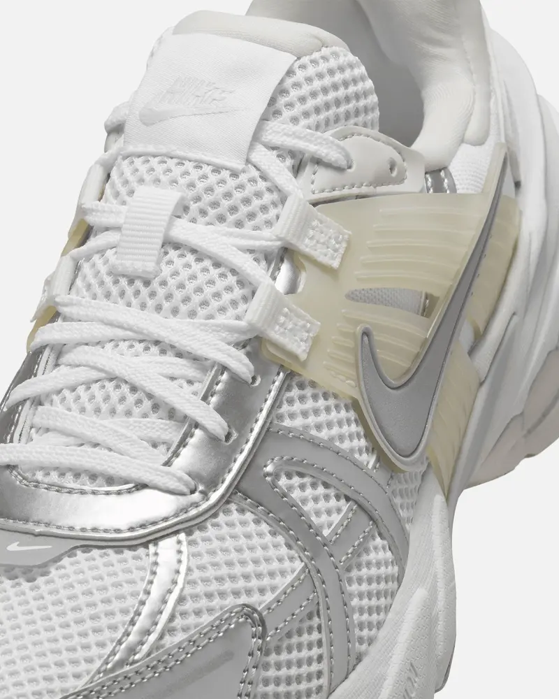 Nike Women's V2k Run White/Metallic 7